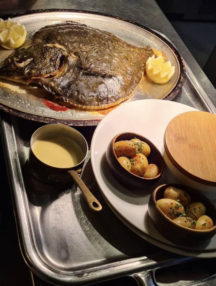 Turbot entier à partager dans un restaurant gastronomique à Nice