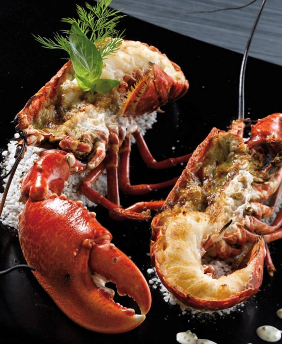 Demi-homard grillé et flambé au Jack Daniel’s à Nice